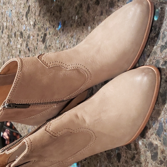 NWOT 9.5 FRYE RAINA BOOTIES BIEGE pointed toe - Picture 12 of 12